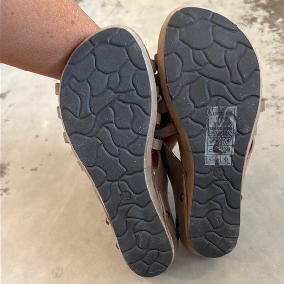 Pierre Dumas Tan Wedge Shoes with Strappy Design - Picture 5 of 5